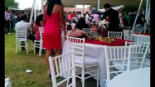 Mi esposa no usa ropa interior en las fiestas