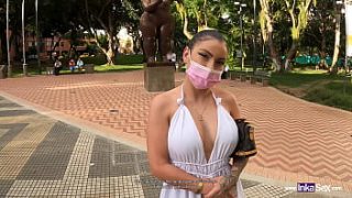 Hermosa joven es captada en casa de apuestas